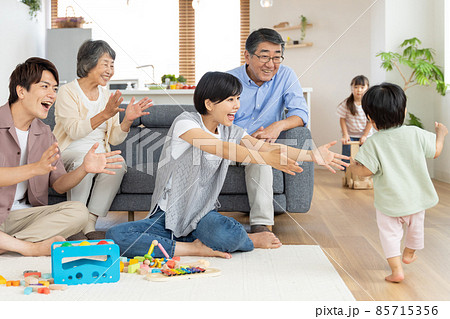 家族 リビング 3世代 85715356