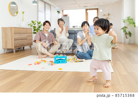 家族 リビング 3世代 85715368