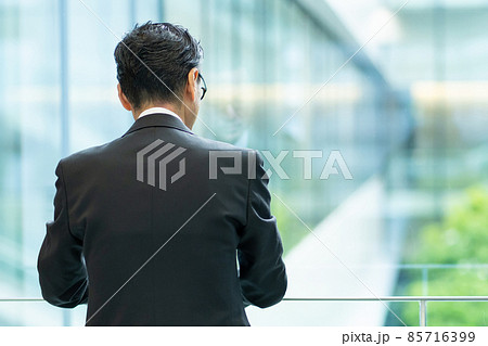 ミドルビジネスマンの後ろ姿 撮影協力 : LINK FOREST ミドルビジネスマンの後ろ姿 撮影協力 : LINK FOREST 85716399