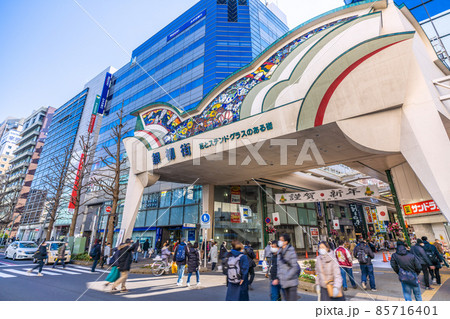 日本の川崎都市景観 オ株ステルス感染爆発(実態はまん延）…川崎駅前の「銀柳街」などを望む＝1月8日 85716401