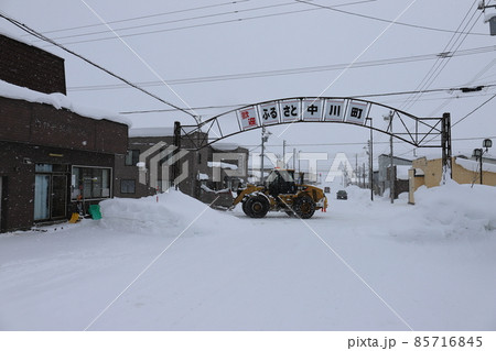 北海道　中川　JR天塩中川駅前の除雪作業風景 85716845