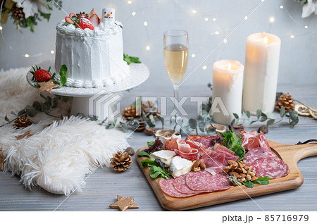 キャンドルとイルミネーションが輝くクリスマスディナー｜生ハム盛り合わせとシャンメリーとイチゴケーキ 85716979