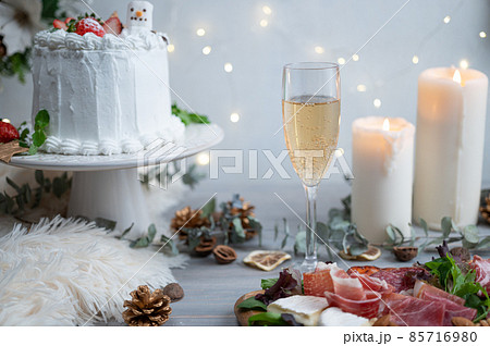キャンドルとイルミネーションが輝くクリスマスディナー|生ハム盛り合わせとシャンメリーとイチゴケーキ キャンドルとイルミネーションが輝くクリスマスディナー|生ハム盛り合わせとシャンメリーとイチゴケーキ 85716980