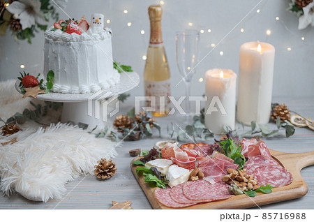 生ハム盛り合わせとシャンメリーとケーキでクリスマスパーティー|キャンドルとイルミネーションが輝く背景 生ハム盛り合わせとシャンメリーとケーキでクリスマスパーティー|キャンドルとイルミネーションが輝く背景 85716988