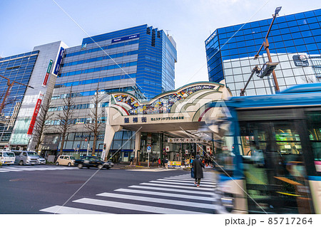 日本の川崎都市景観 強引に渡る高齢者。結局、渡り切れず横断歩道の中央で立往生。奥は川崎・銀柳街＝8日 85717264
