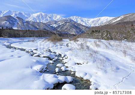 白馬大橋から望む冬の白馬三山 85717308