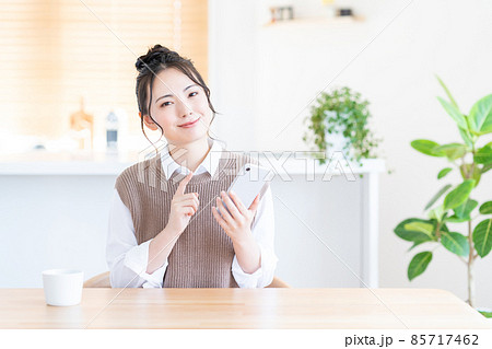 リビングでスマホを使う若い女性。 リビングでスマホを使う若い女性。 85717462