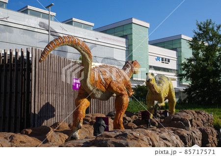 福井駅と恐竜モニュメント 85717571