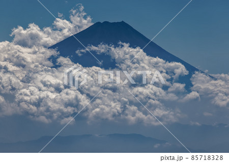 八ヶ岳連峰・赤岳山頂から見る雲湧く富士山 八ヶ岳連峰・赤岳山頂から見る雲湧く富士山 85718328