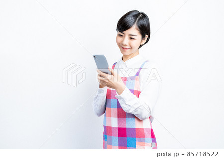 スマホを操作する主婦 85718522