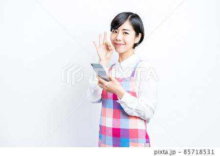 スマホを操作する主婦 85718531