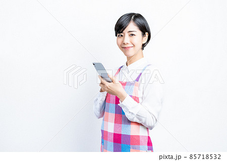 スマホを操作する主婦 85718532