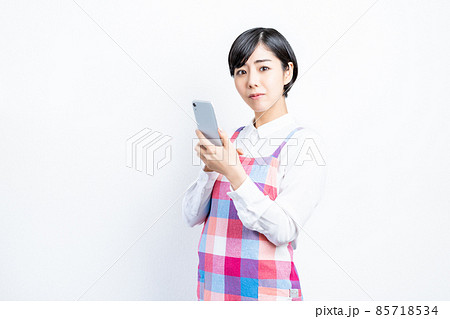 スマホを操作する主婦 85718534