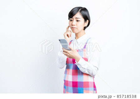 スマホを操作する主婦 85718538