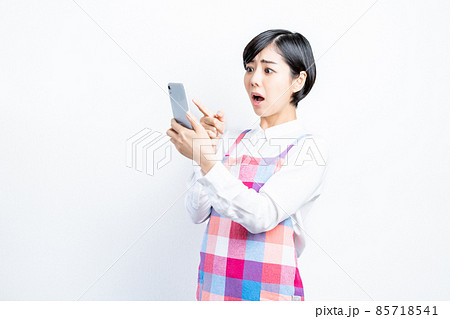スマホを操作する主婦 85718541