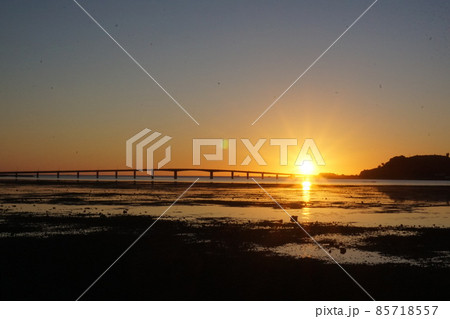 海中道路の朝日　御来光 85718557