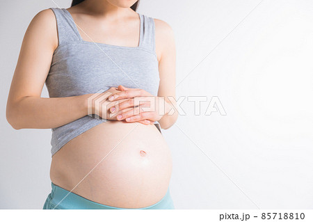 腹部をおさえる妊婦　様々なトラブル 85718810