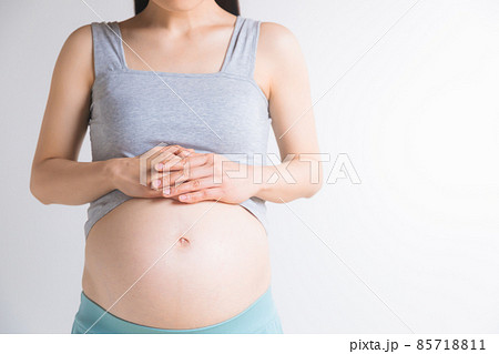 腹部をおさえる妊婦　様々なトラブル 85718811