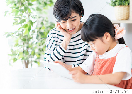 タブレットでネットを楽しむ親子（母子） 85719256