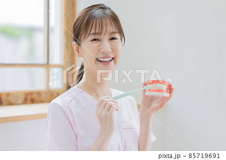 歯医者　歯の磨き方をレクチャーする歯科衛生士 85719691