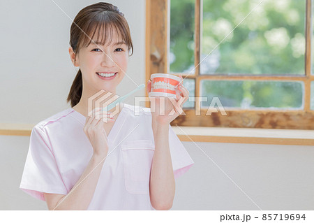 歯医者 歯の磨き方をレクチャーする歯科衛生士 歯医者 歯の磨き方をレクチャーする歯科衛生士 85719694