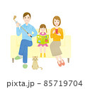 ソファーに座っている3人家族 85719704