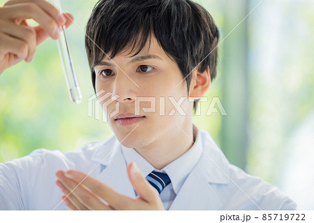 白衣の男性 研究員 撮影協力:LINK FOREST 白衣の男性 研究員 撮影協力:LINK FOREST 85719722