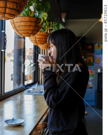 日本人女性　カフェでコーヒーを飲んでいる 85720613