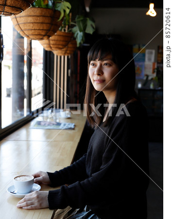 日本人女性　カフェでコーヒーを飲んでいる 85720614