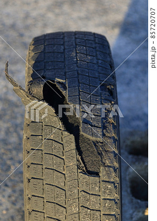 剝離したタイヤ 85720707