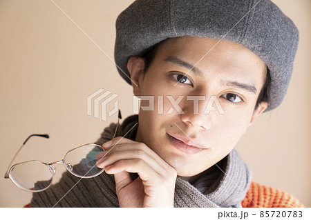 かっこいい男性のファッションポートレート　秋冬 85720783