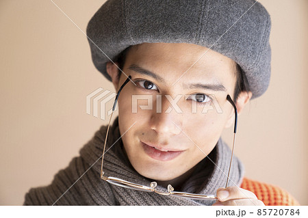かっこいい男性のファッションポートレート　秋冬 85720784