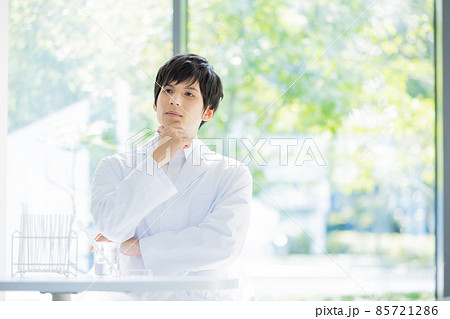 白衣の男性 研究員 撮影協力:LINK FOREST 白衣の男性 研究員 撮影協力:LINK FOREST 85721286