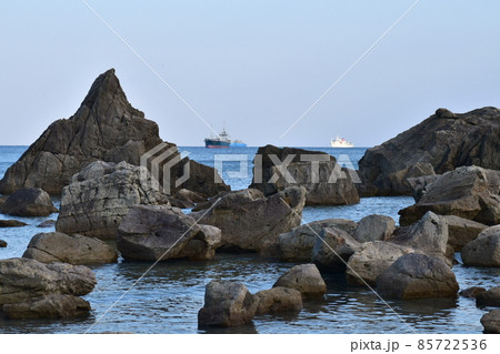 【和歌山】橋杭岩、青空と青い海 85722536
