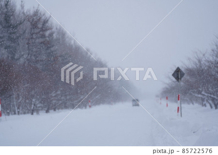 雪国の道路　雪道を走る車 85722576