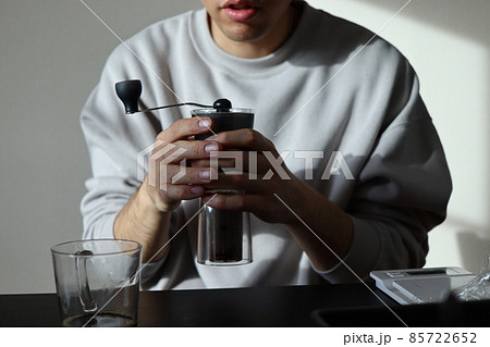 コーヒーミル 男性 豆を挽く コーヒーミル 男性 豆を挽く 85722652