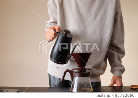 コーヒーを淹れる男 コーヒーを淹れる男 85722660