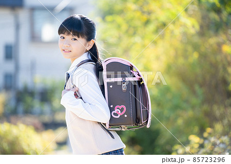 小学生　女の子 　制服　 85723296