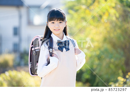 小学生　女の子 　制服　 85723297