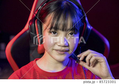 eスポーツイメージ　ゲーミングヘッドセットを装着する女の子 85723301