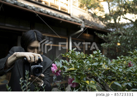 一人旅をするかっこいい男性　フィルムカメラ 85723331
