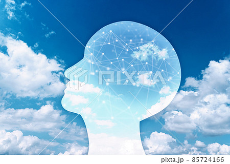 精神的な強さとクリアな思考のイメージ。人の頭のシルエットと空。 85724166