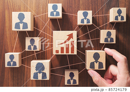 良いチームワークとパフォーマンス向上を実現させるイメージ。人のアイコンが描かれた積み木を置く。木のテ 良いチームワークとパフォーマンス向上を実現させるイメージ。人のアイコンが描かれた積み木を置く。木のテ 85724179