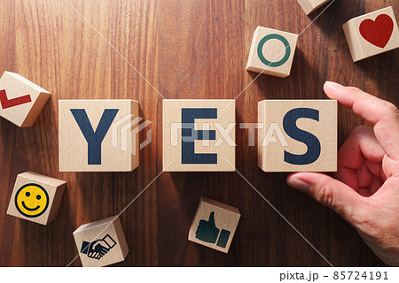 アルファベットがプリントされた積み木を並べて「YES」という単語を作る。イエス、はい、など肯定のイメ 85724191