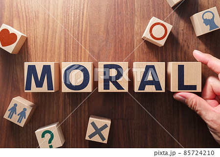 モラルの問題のイメージ。アルファベットがプリントされた積み木を並べて「MORAL」という単語を作る。 85724210