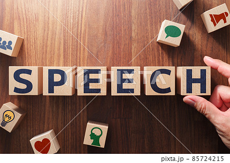 アルファベットがプリントされた積み木を並べて「SPEECH」という単語を作る。スピーチについて考える アルファベットがプリントされた積み木を並べて「SPEECH」という単語を作る。スピーチについて考える 85724215