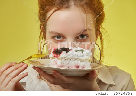 girl eats dessert 85724858