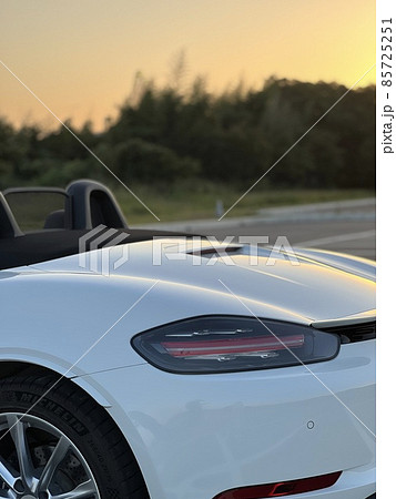 夕日に照らされボディーラインが映えるポルシェ718ボクスター 夕日に照らされボディーラインが映えるポルシェ718ボクスター 85725251