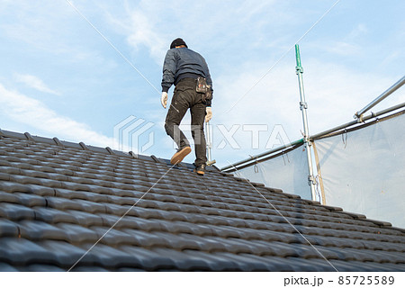 屋根を歩く 85725589