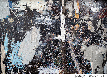 使い込まれたペンキの容器 85725671